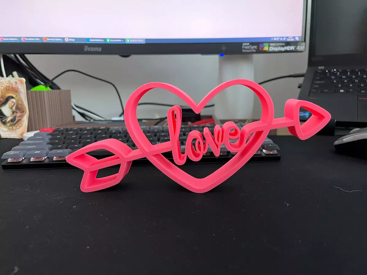 Napis LOVE wydrukowany w 3D