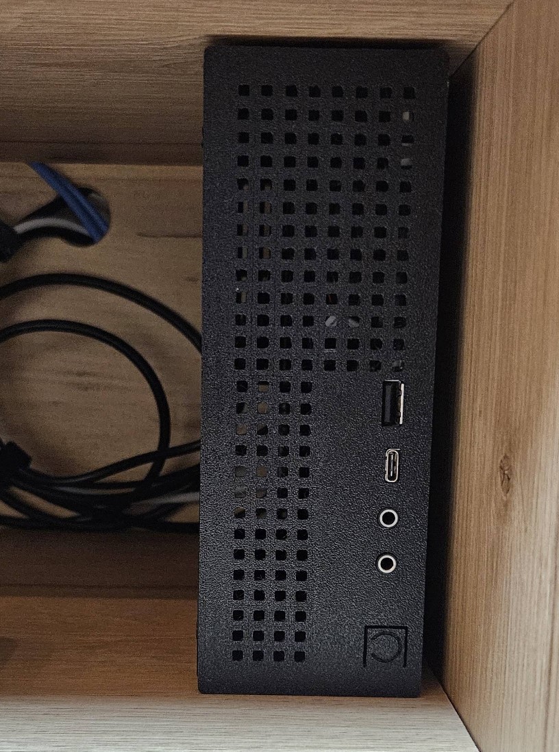 Tylny panel obudowy mini komputera z portami USB