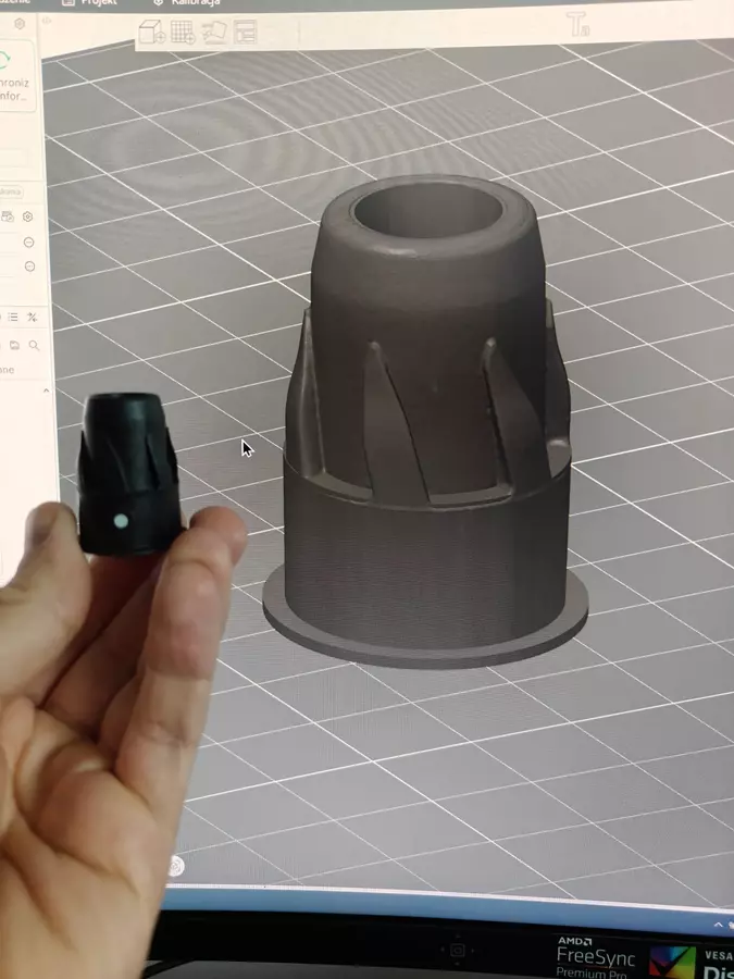 Model 3D obok gotowej wydrukowanej przekładni do odkurzacza