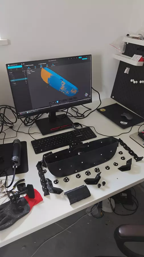 Skanowanie 3D lampy tylnej Fiat Ducato - stanowisko ze skanerem
