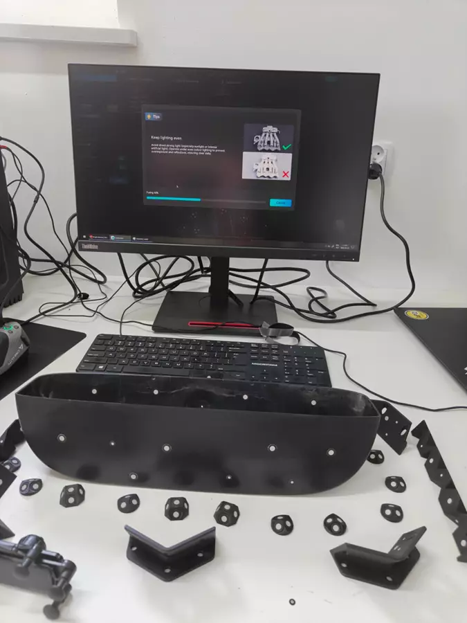 Znaczniki referencyjne rozmieszczone na lampie do skanowania 3D